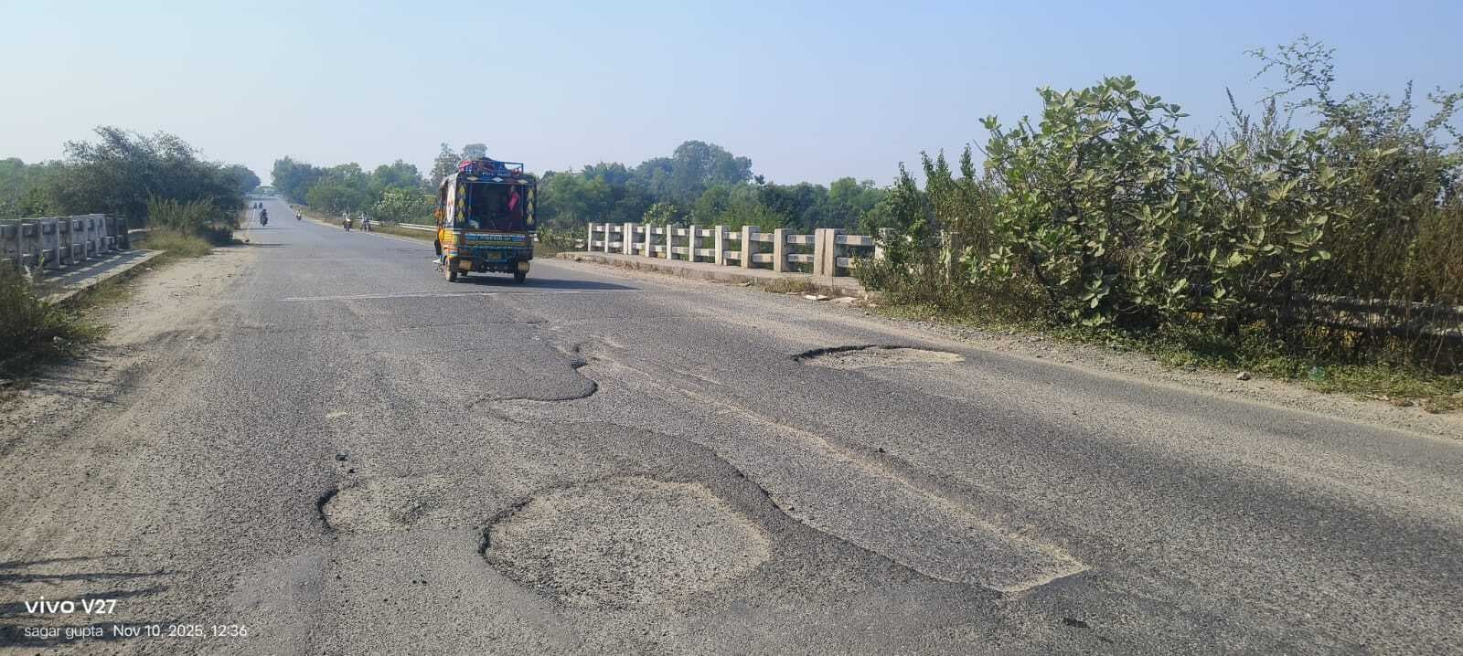 Giridih News: सुखलजोरिया नदी पर पुल के पास बना गड्ढा, हादसे की आशंका