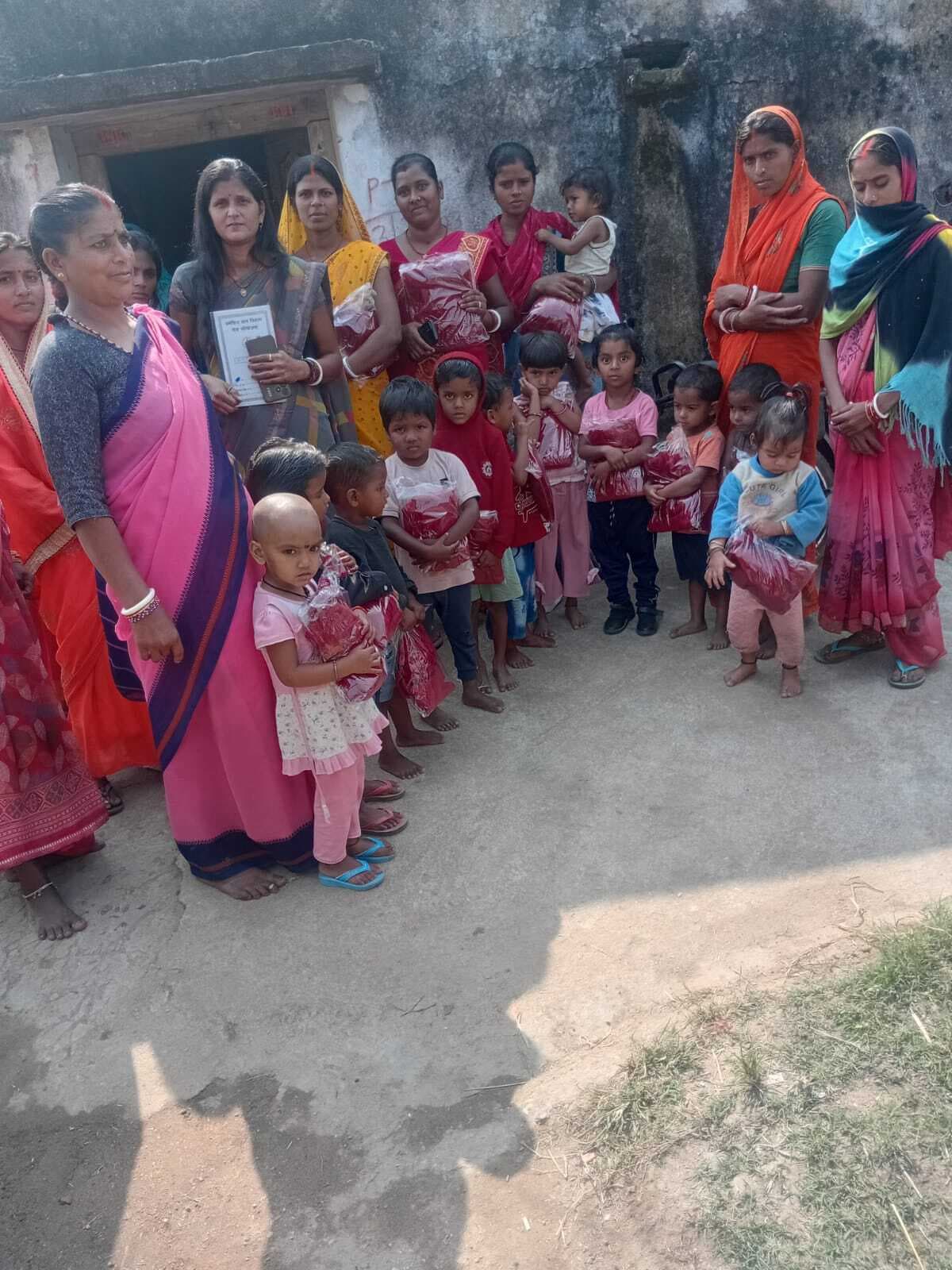 Giridih News: वितरण को ले आंगनबाड़ी केंद्रों को स्वेटर आवंटित