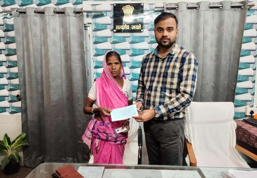 सीओ ने तीन अग्निपीड़ितों को दिया 12-12 हजार का चेक