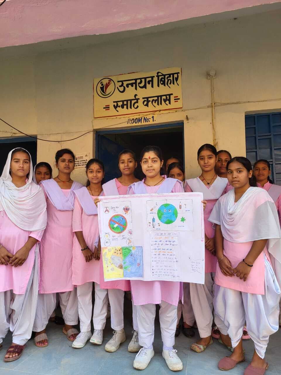 Motihari: नशामुक्ति को लेकर छात्राओं ने बनाया पोस्टर