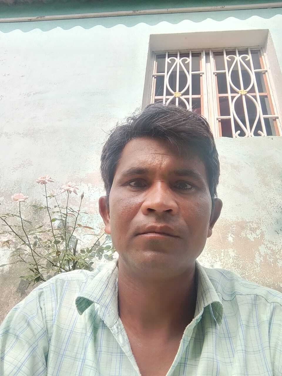 घर निर्माण के दौरान हाई टेंशन तार की चपेट में आने से राजमिस्त्री की मौत