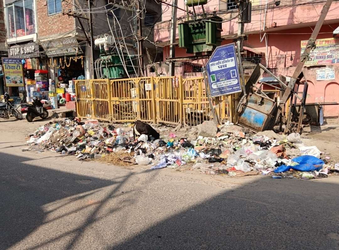 स्कूल के आगे बना दिया कचरा डंपिंग जोन, छात्राएं, अभिभावक व राहगीर हाेते परेशान