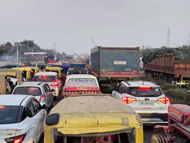 haji[pur news. पुराने गंडक पुल पर लगा भीषण जाम, घंटों फंसे रहे लोग