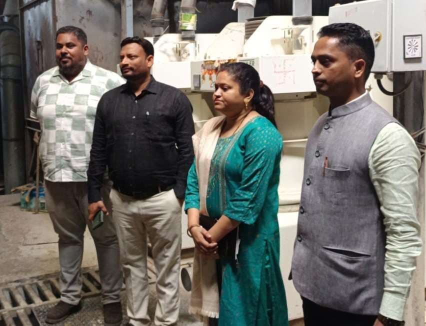 डीएम के निर्देश पर टीम ने किया चावल मिलों का निरीक्षण