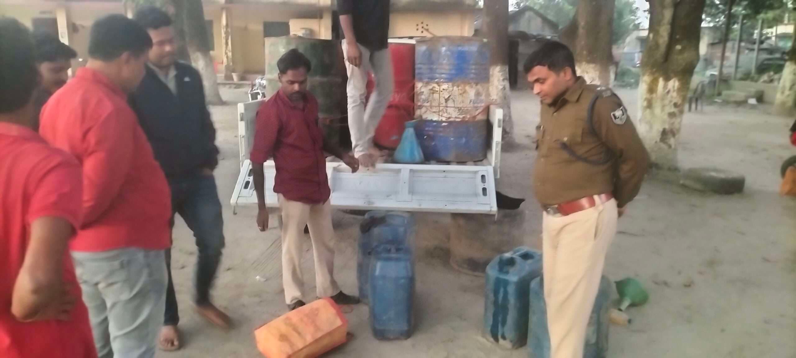 दो हजार लीटर नकली डीजल व पेट्रोल के साथ गिरफ्तार