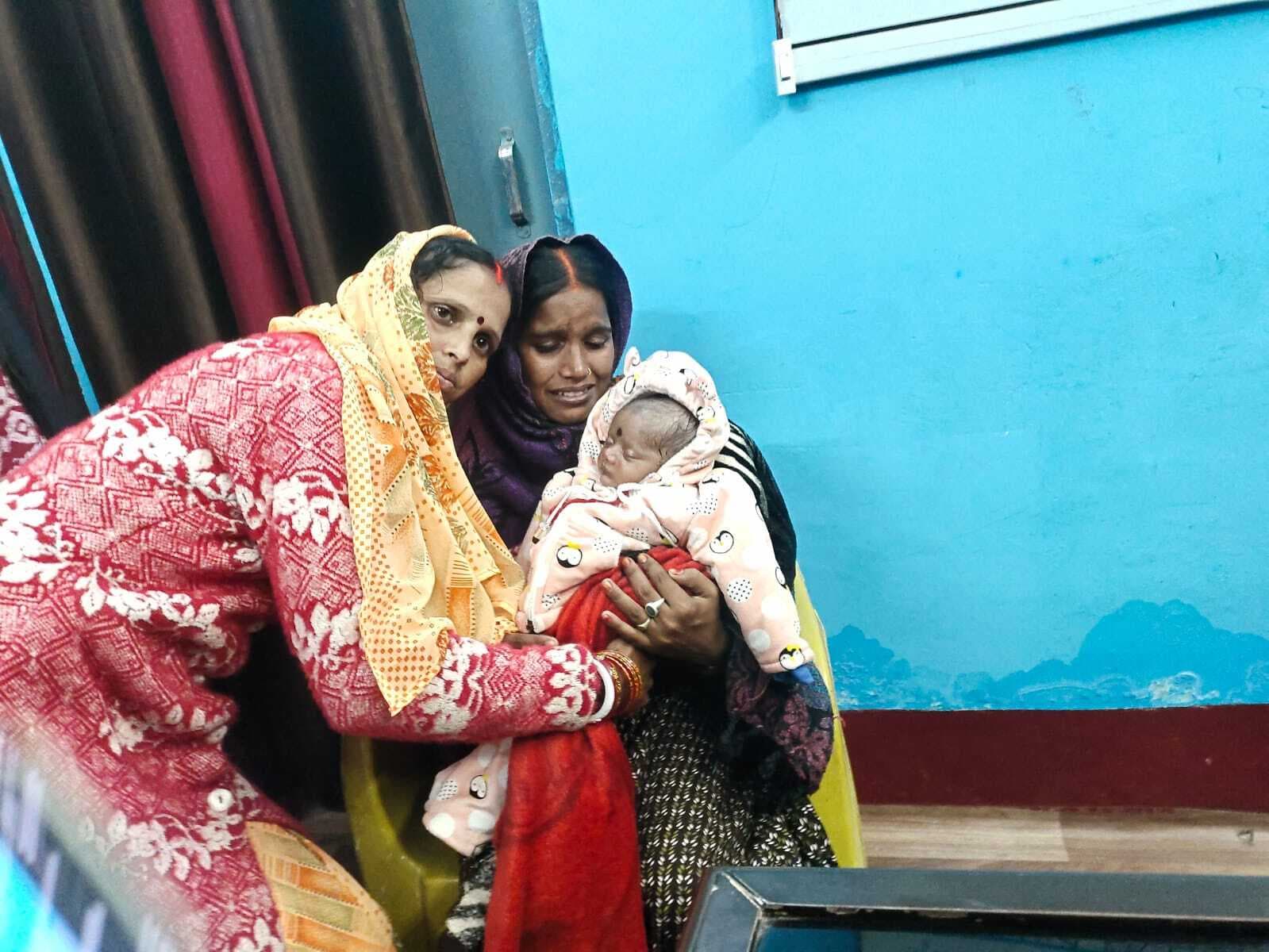 Deoghar news : गरीबी झेल रही महिला ने नवजात का 60 हजार में किया सौदा फिर बच्ची को वापस लिया