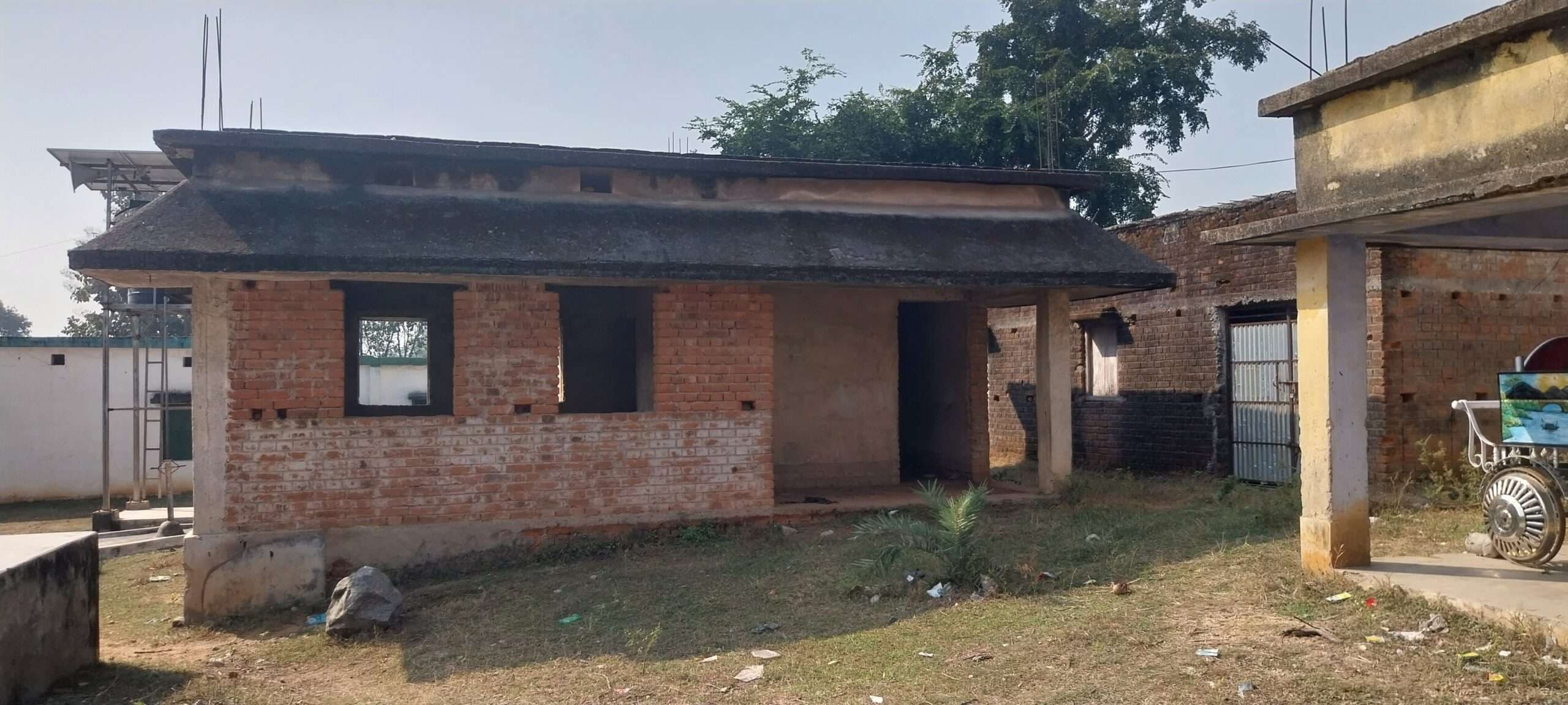 Giridih News: मुरैना में 2007-08 में शुरू हुआ था निर्माण, 17 वर्षों में नहीं बन पाया आंगनबाड़ी भवन