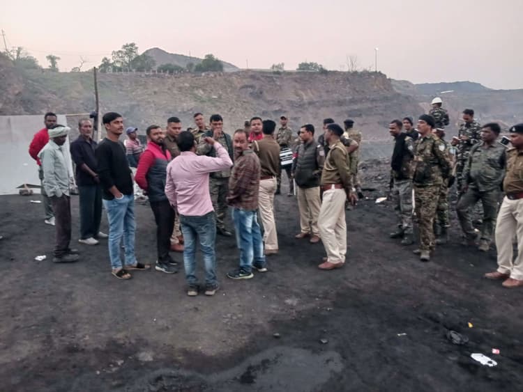 Dhanbad News : भौंरा फोर ए पैच से दूसरे दिन भी नहीं उठा शव, वार्ता विफल, धरना जारी