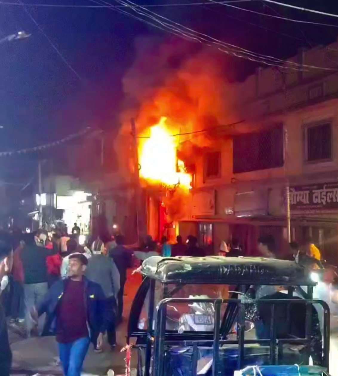 hajipur news. महनार बाजार में दो दुकानें जलकर राख