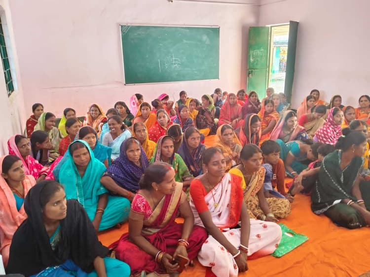 Giridih News :दीदियों ने सुना प्रधानमंत्री व केंद्रीय कृषि मंत्री का लाइव प्रसारण