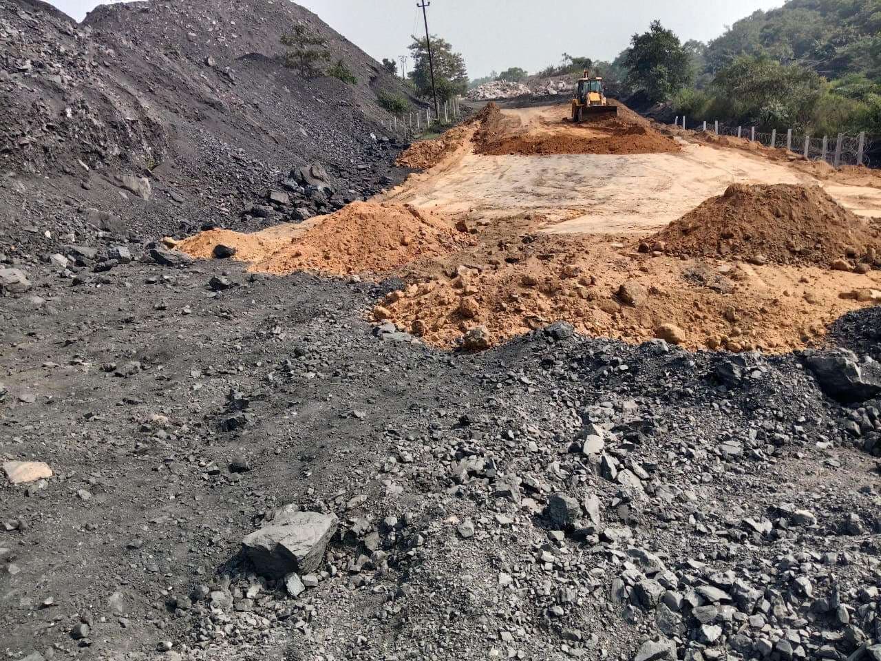 Bokaro News : जमा कोयला पर मिट्टी डाल कर बनायी जा रही सड़क