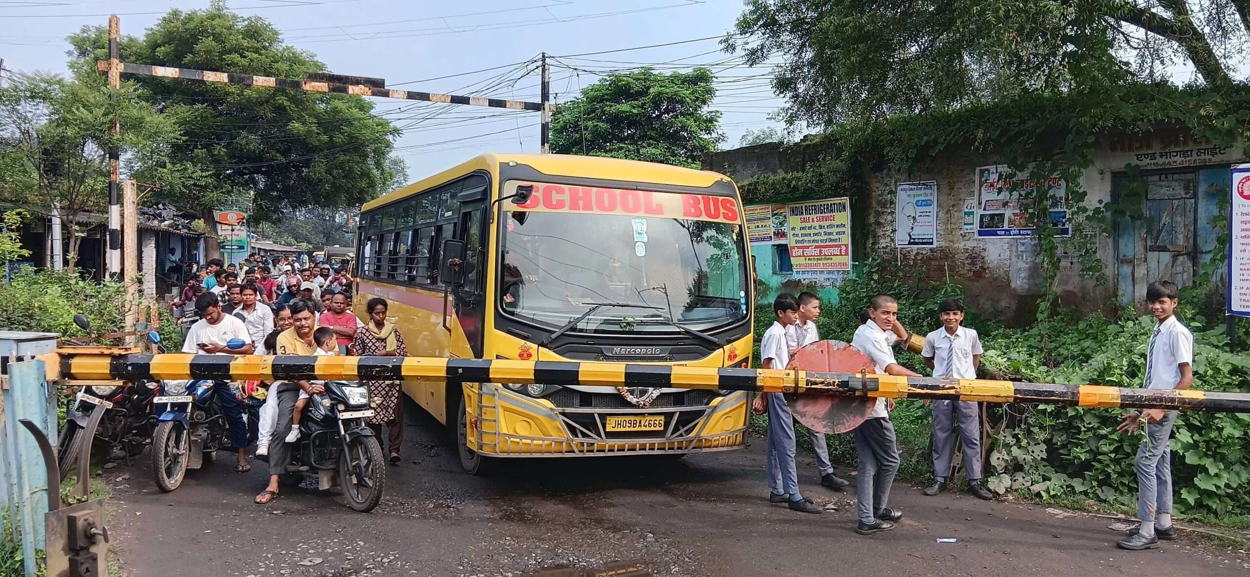 Bokaro News : लंबे समय तक बंद रहते हैं कई रेल फाटक, लोग परेशान