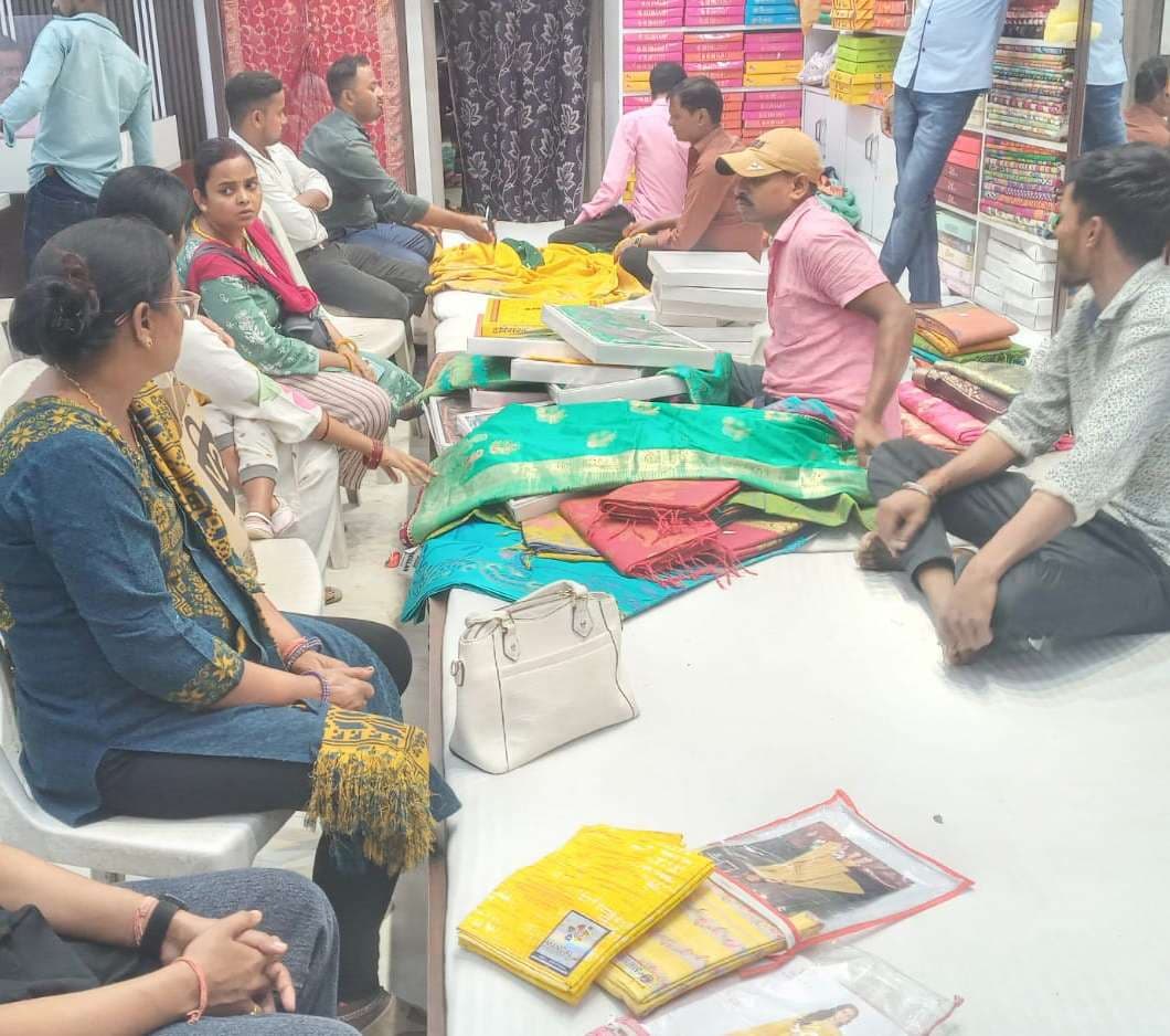 लगन को ले गुलजार दिख रहे शहर के बाजार, कारोबारियों को बंधी है उम्मीद