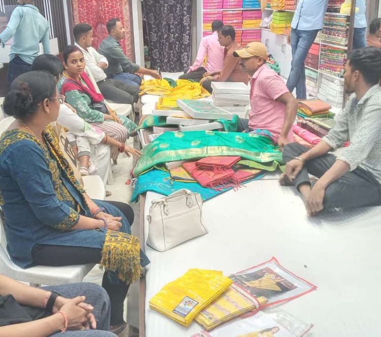 लगन को ले गुलजार दिख रहे शहर के बाजार, कारोबारियों को बंधी है उम्मीद