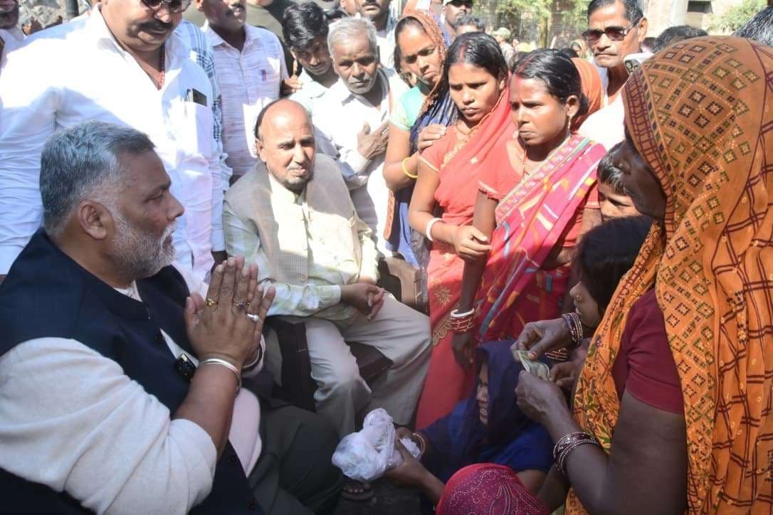 सांसद ने अग्निकांड के पीड़ितों को दी आर्थिक सहायता