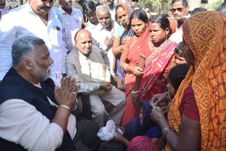 सांसद ने अग्निकांड के पीड़ितों को दी आर्थिक सहायता
