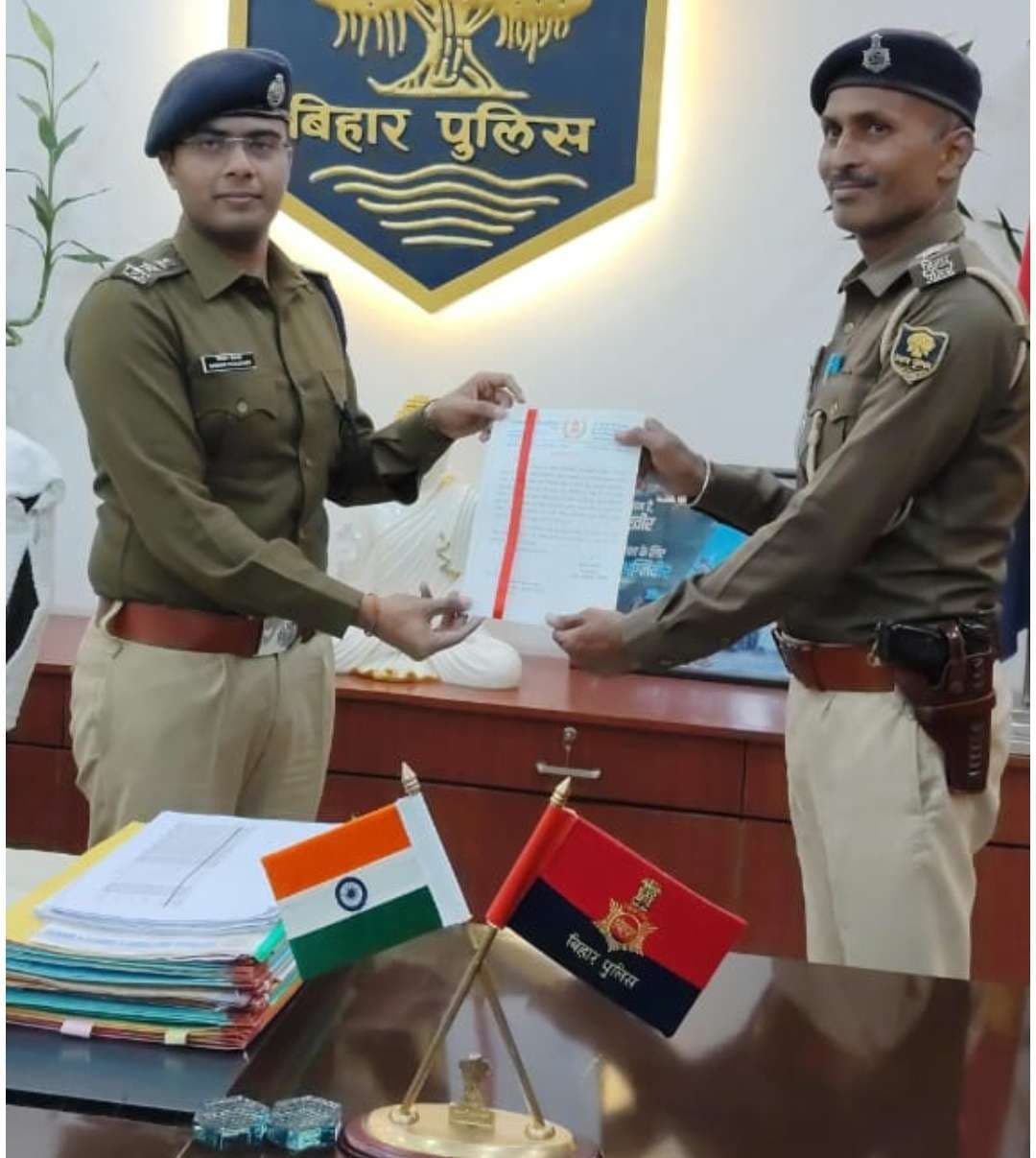 भवानीपुर के बेटे भुवन को चुनाव कार्य के लिए कटिहार एसपी ने किया सम्मानित