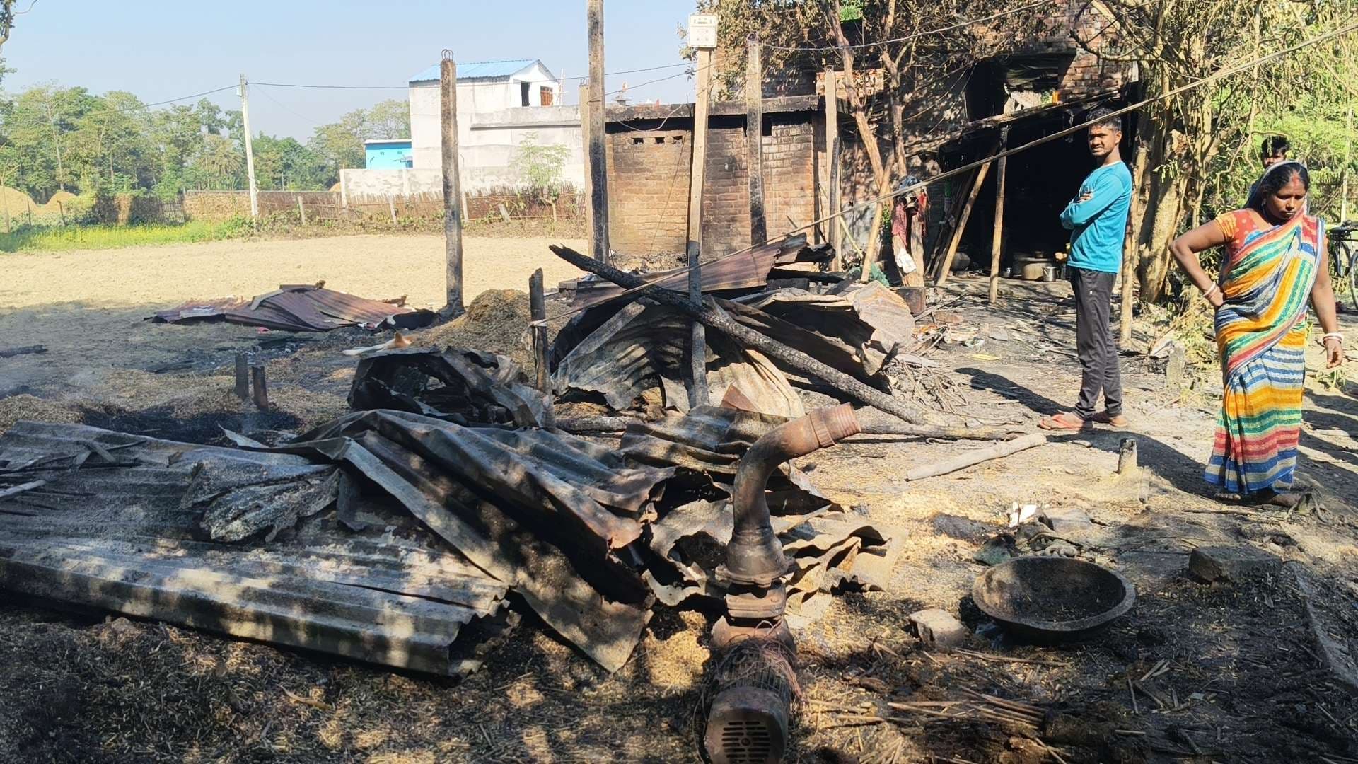 कसबा नगर के कालीबाड़ी मुहल्ले में लगी आग से चार घर राख, लाखों की क्षति