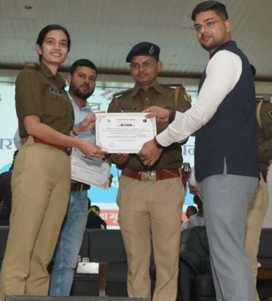 भवानीपुर थानाध्यक्ष को डीएम व एसपी ने किया सम्मानित