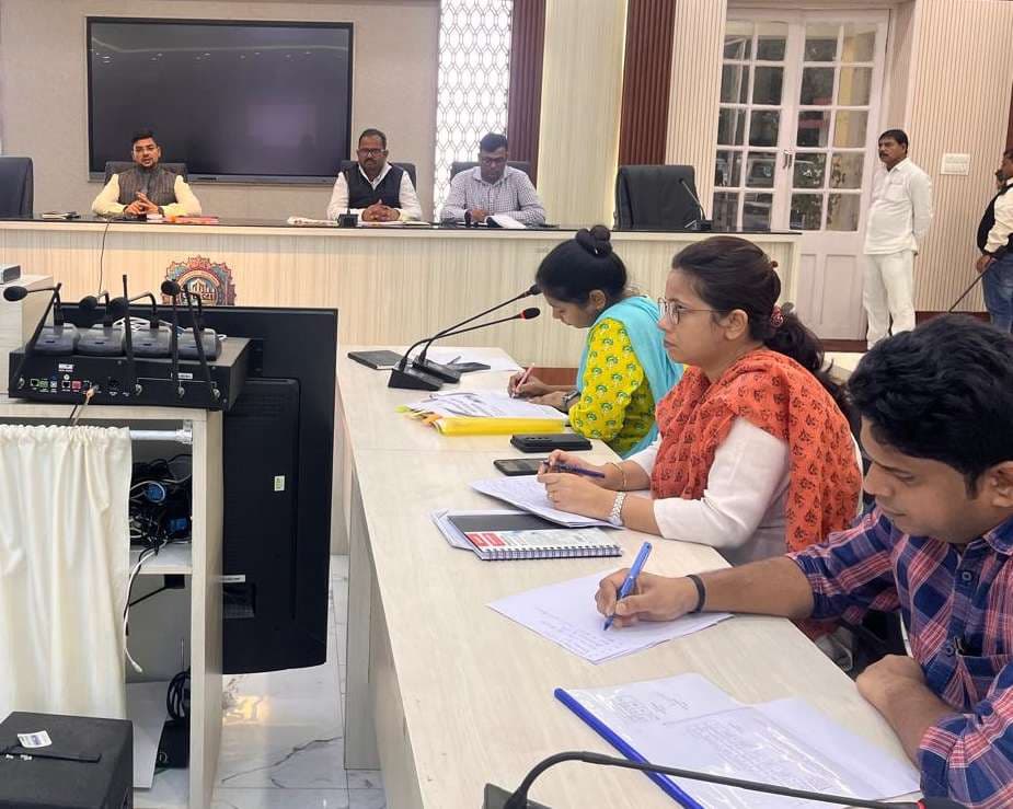 वादों के त्वरित निष्पादन को लेकर प्रतिदिन करें कोर्ट : डीएम