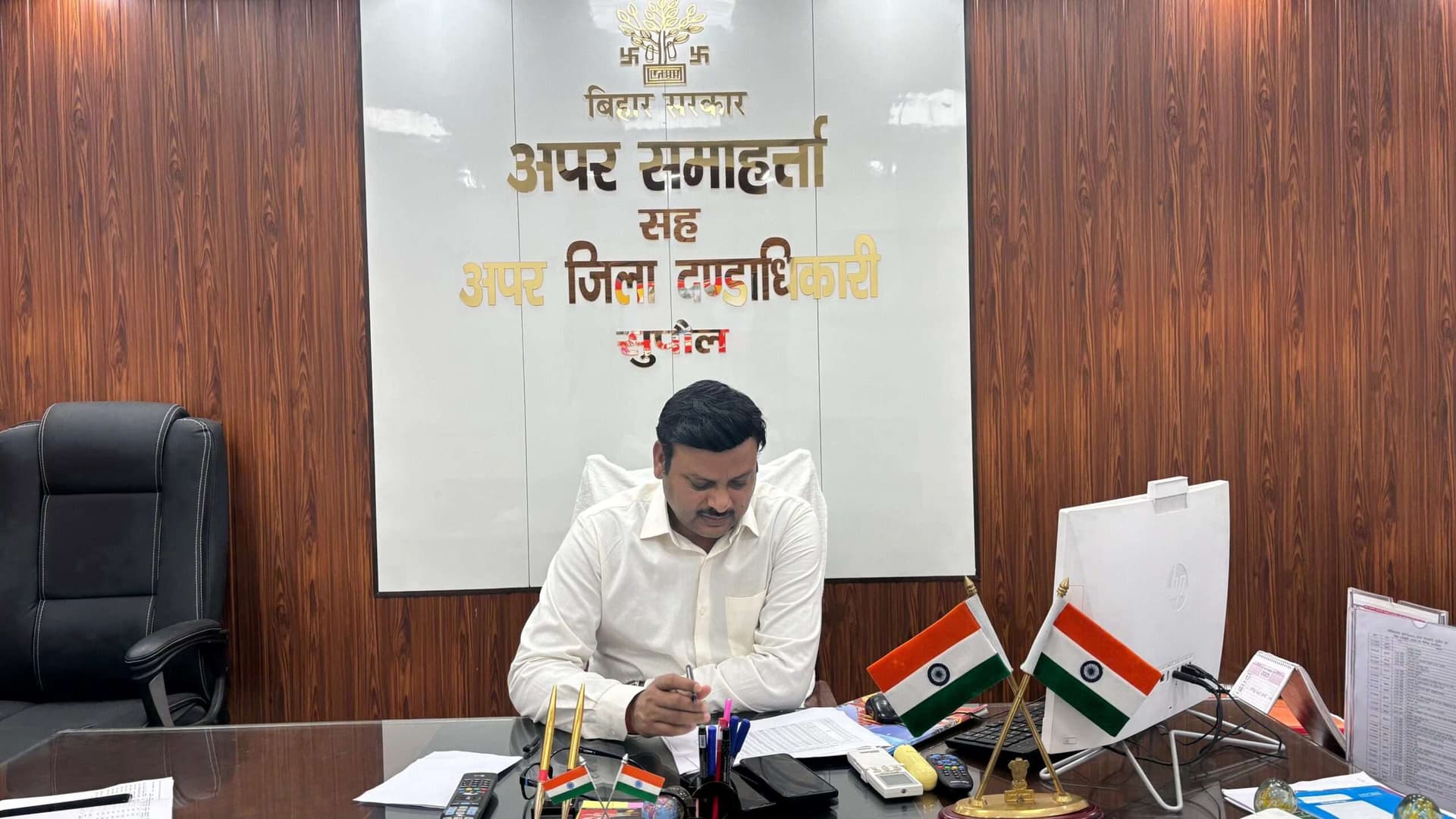 आरटीपीएस व राजस्व कार्यों की समीक्षा: लंबित आवेदनों के त्वरित निष्पादन का अपर समाहर्ता ने दिया निर्देश