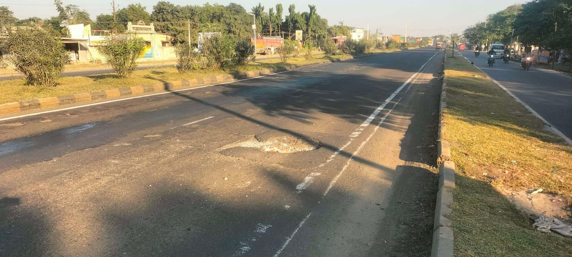 एनएच 27 पर जगह-जगह बने गड्ढे से परेशानी