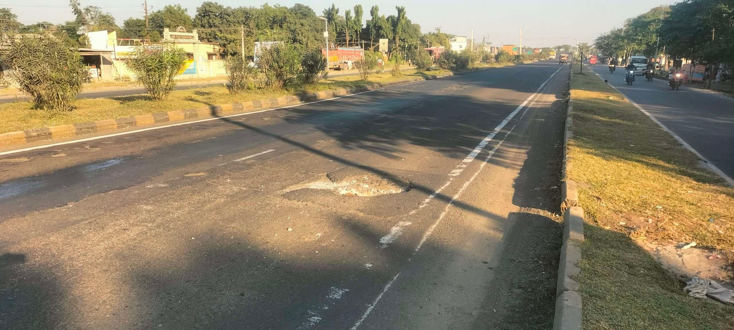 एनएच 27 पर जगह-जगह बने गड्ढे से परेशानी