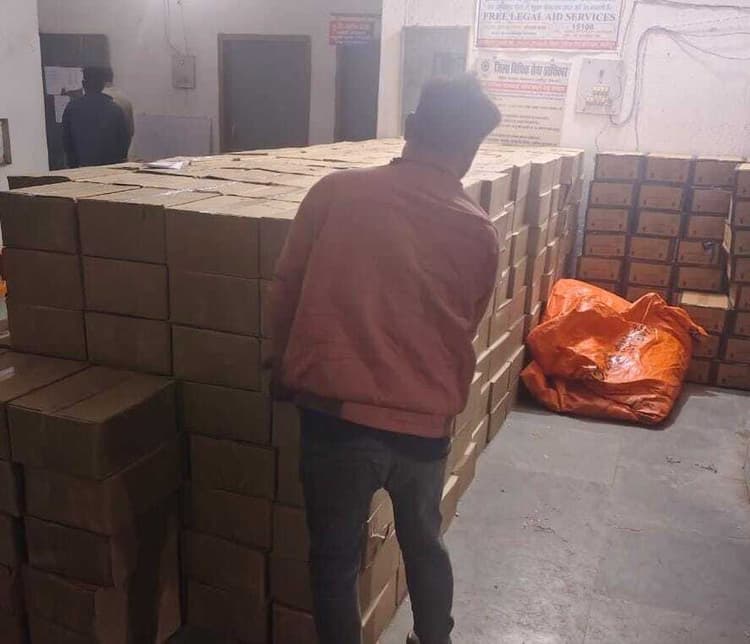 hajipur news. कंटेनर में छिपाकर लायी गयी 507 कार्टन विदेशी शराब बरामद, दो गिरफ्तार