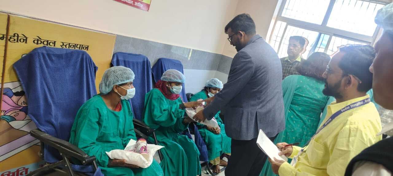 डीएम ने किया बेबी किट का वितरण