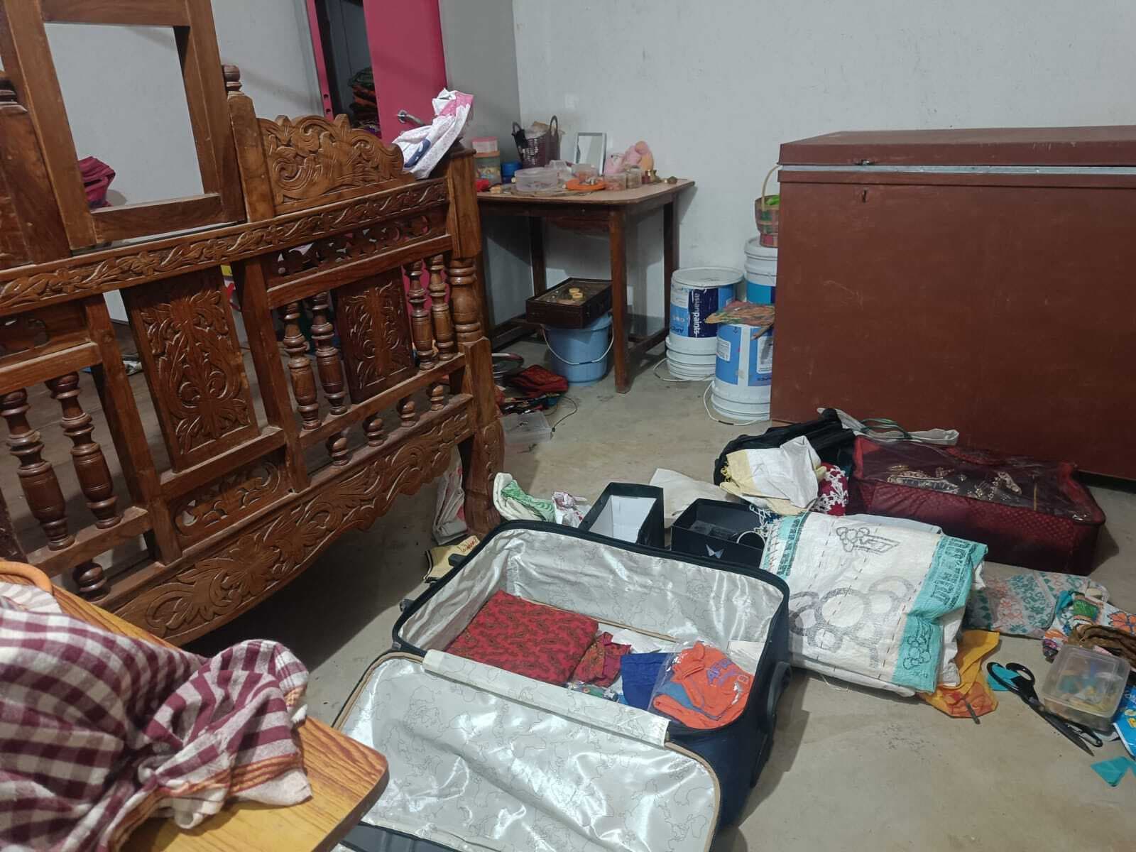 बंद घर का ताला तोड़ कर जेवरात व बर्तन की चोरी