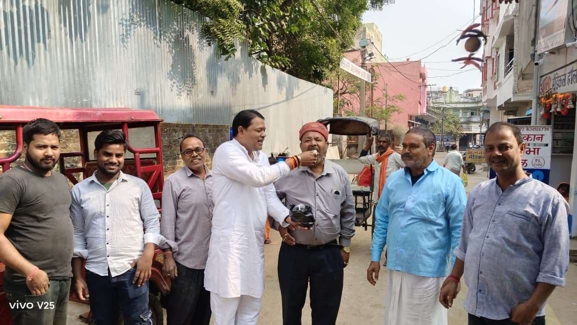 नीतीश कुमार के 10वीं बार सीएम बनने पर जदयू नेताओं ने बांटी मिठाई