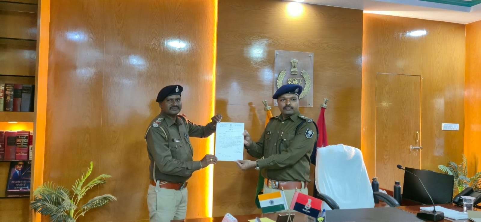 Madhubani News : लखनौर थानाध्यक्ष को उत्कृष्ट कार्य के लिए एसपी ने किया सम्मानित