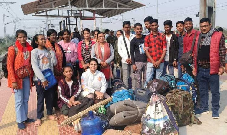 19 सदस्यीय स्काउट-गाइड टीम 19वीं राष्ट्रीय जंबूरी के लिए लखनऊ रवाना