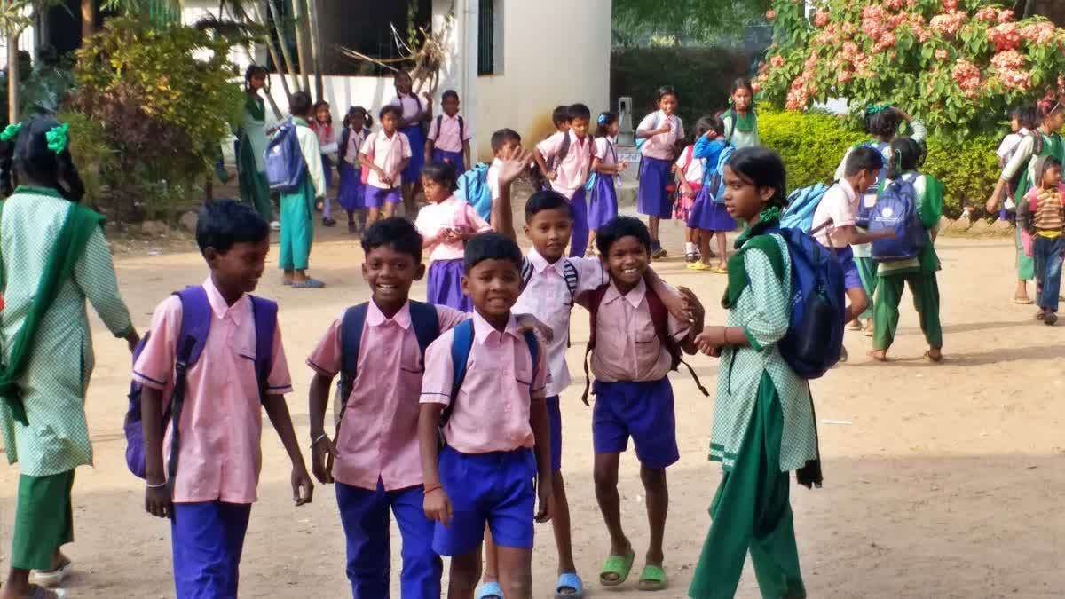 जिले के सरकारी स्कूलों के बच्चे ठंड में बिना स्वेटर के आने को मजबूर