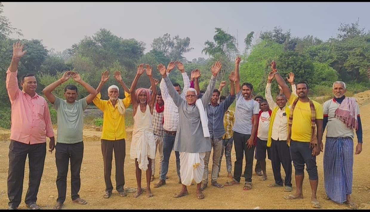 सड़क निर्माण में अनियमितता का आरोप, ग्रामीणों ने किया विरोध प्रदर्शन