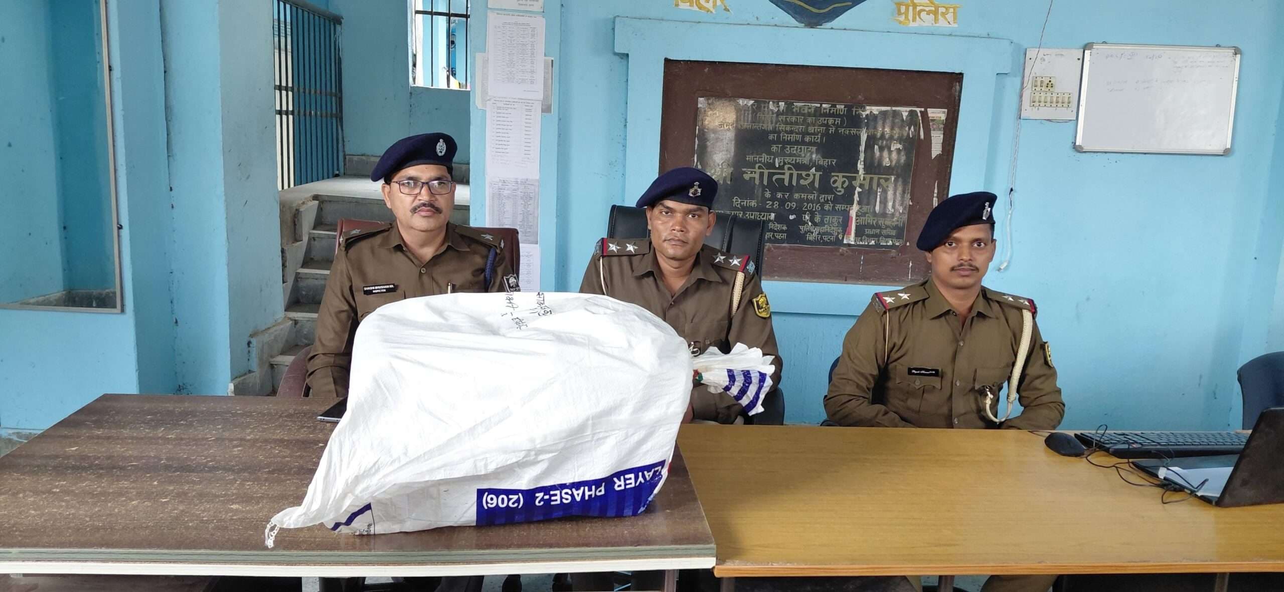 बाइक से 19 किलो गांजा बरामद, तस्कर फरार