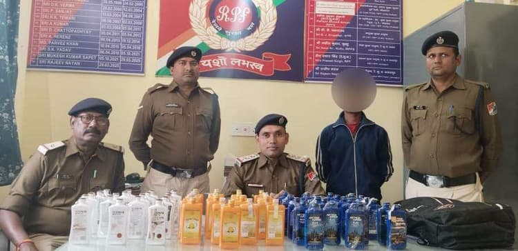 63 बोतल शराब के साथ नाबालिग निरुद्ध