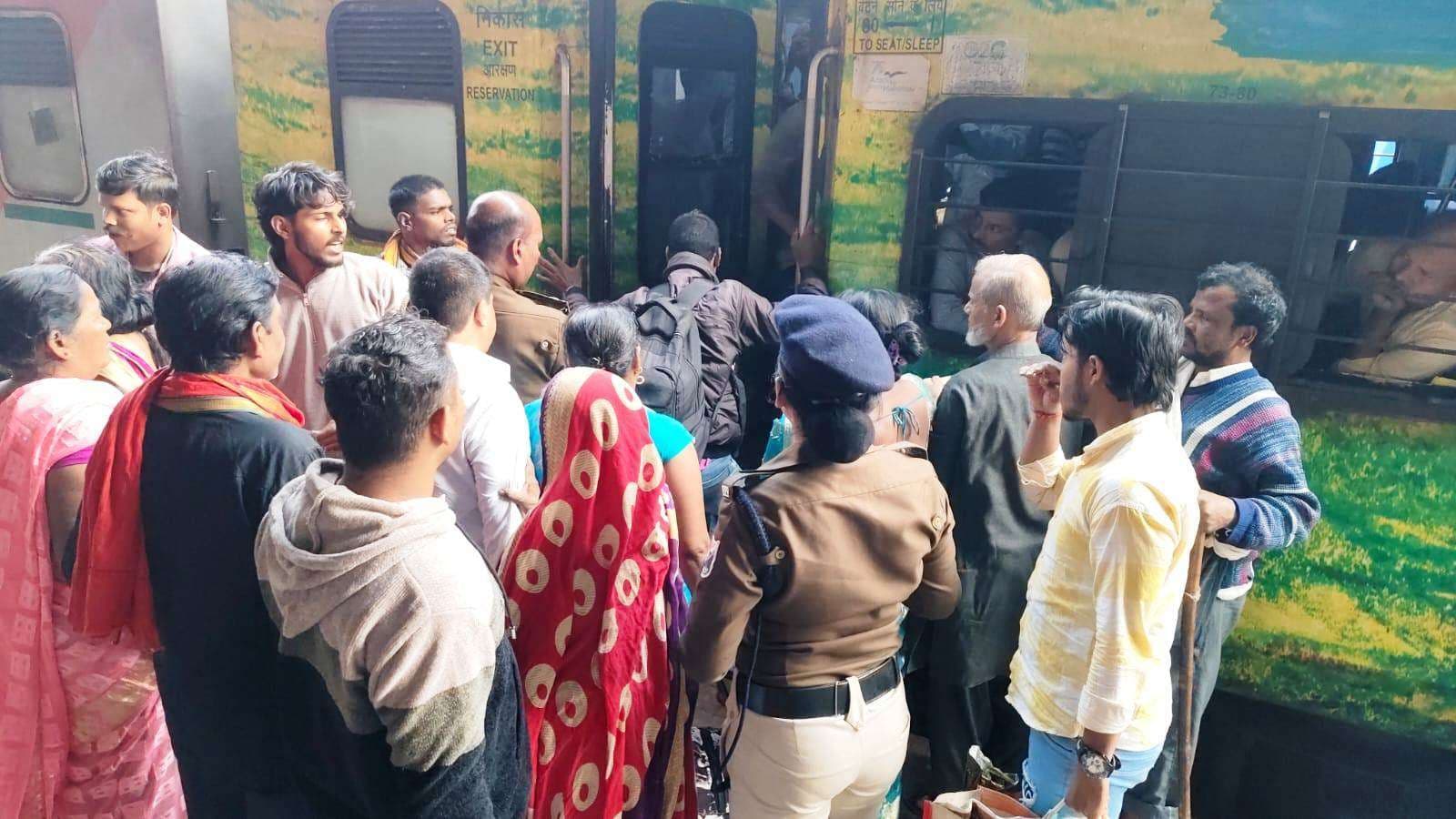 ट्रेन पर चढ़ने-उतरने को लेकर रेलयात्रियों में विवाद