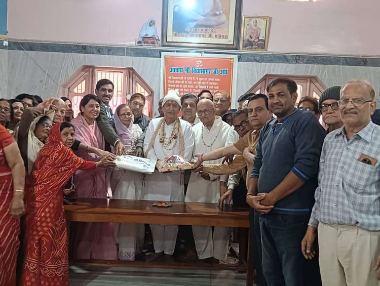 Giridih News: संतों की सेवा करते-करते 72 वर्षीय नरेश सेठी ने बैरागी जीवन अपनाया