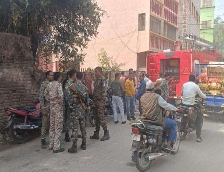 Giridih News: बक्सीडीह रोड स्थित अपार्टमेंट में लगी आग, लाखों की संपत्ति जलकर राख