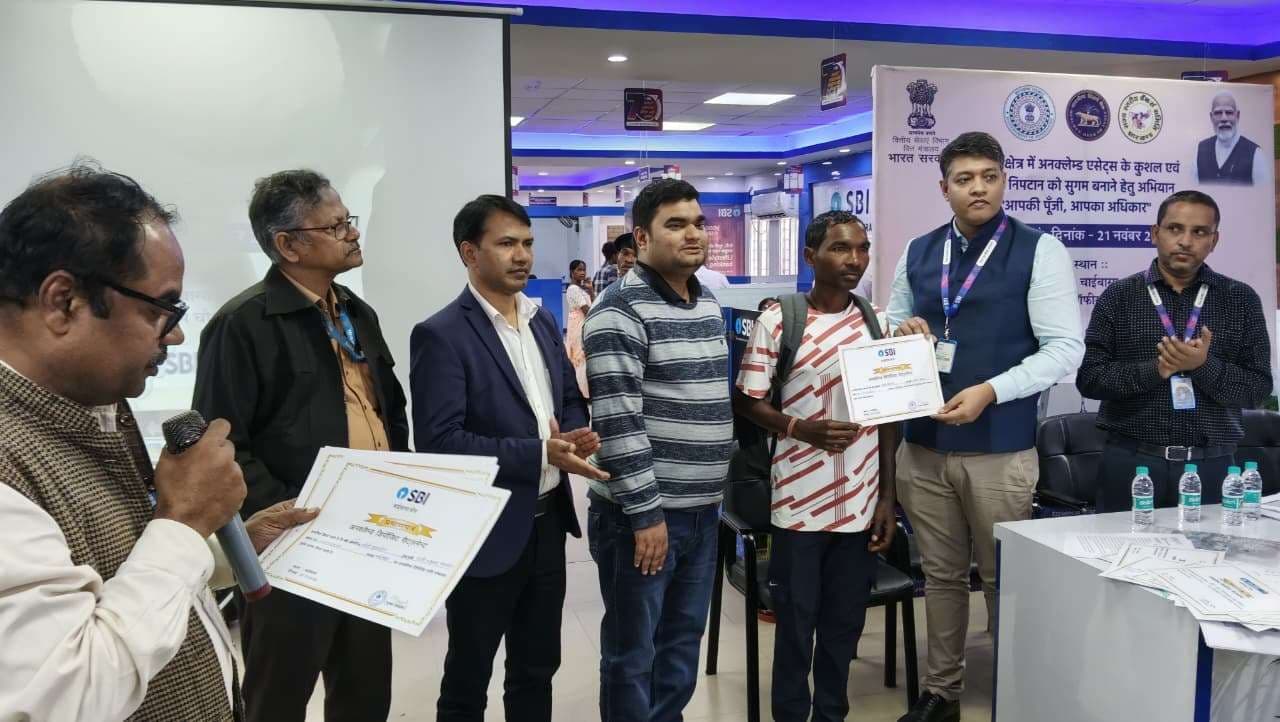 Chaibasa News : जिले के 54,285 बैंक खातों में पड़े ~15.82 करोड़ का निपटान