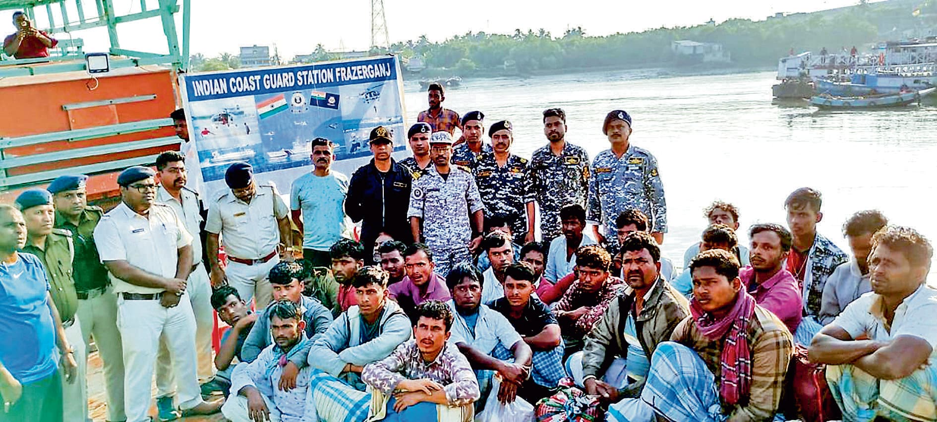 तटरक्षक बल ने बंगाल की खाड़ी में घुसे 28 बांग्लादेशी मछुआरों को ट्रॉलर समेत पकड़ा