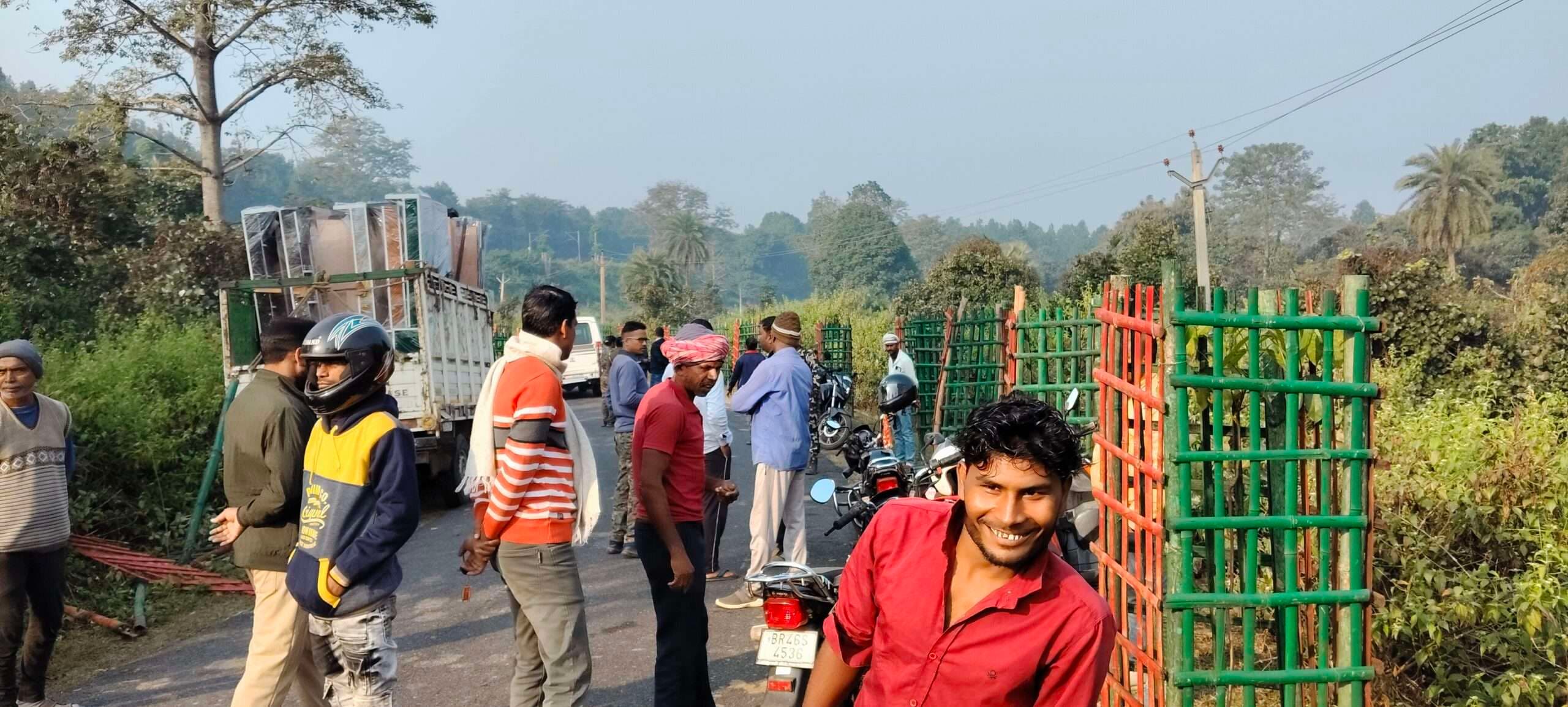 कटोरवा ब्रिज के पास पिकअप-बाइक की टक्कर, तीन घायल