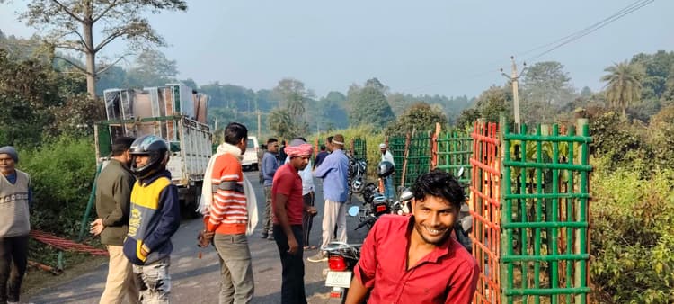 कटोरवा ब्रिज के पास पिकअप-बाइक की टक्कर, तीन घायल