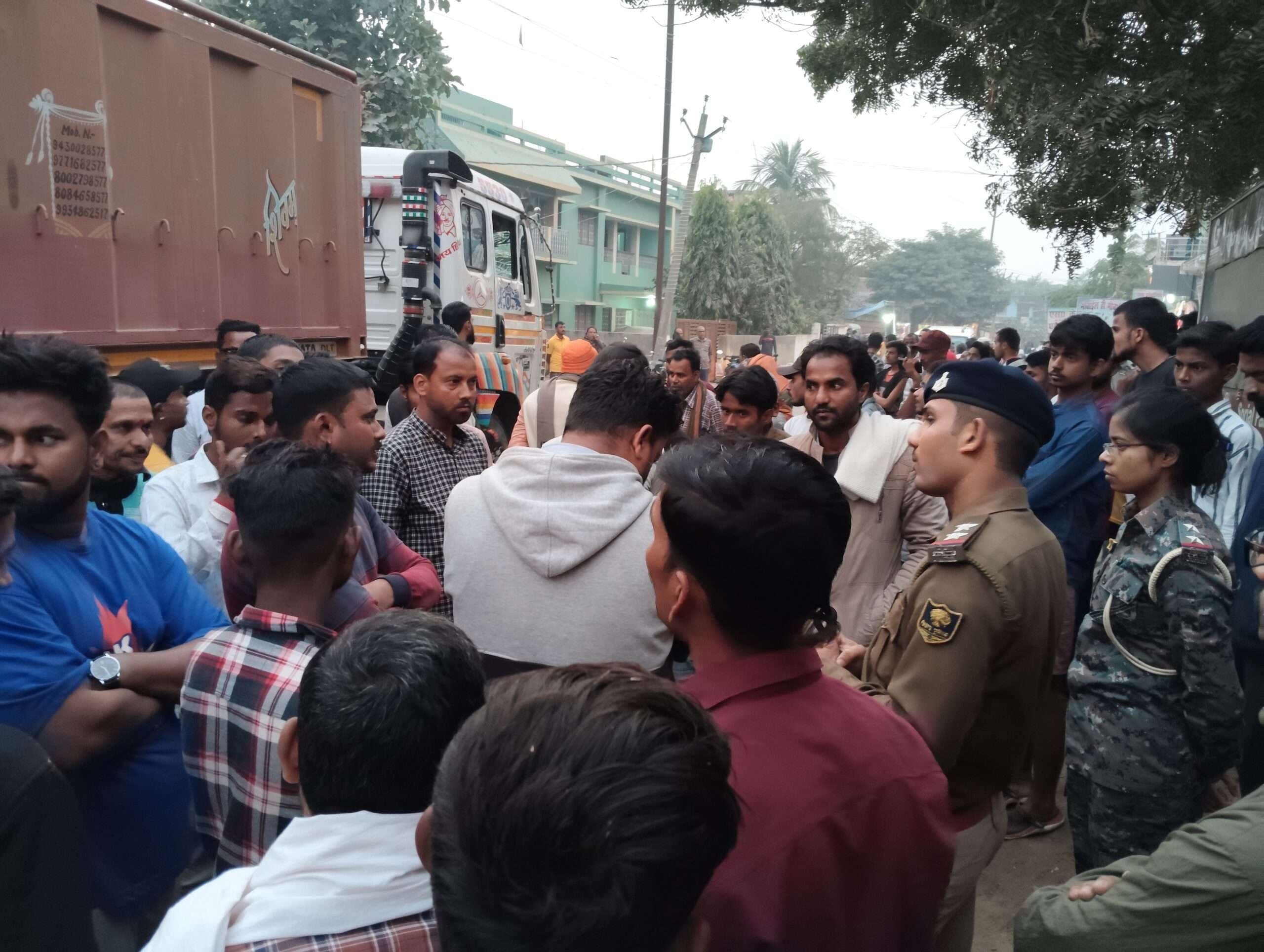 Samastipur News:सिंघिया में अनियंत्रित ट्रक ने बच्चे को कुचला, मौत, जाम