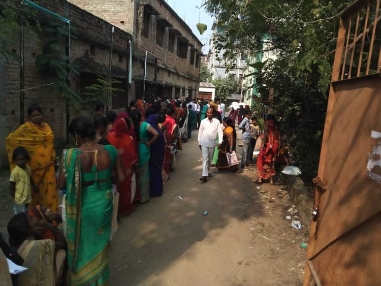 बीज वितरण को लेकर सदर प्रखंड कृषि कार्यालय में उमड़ रही भीड़