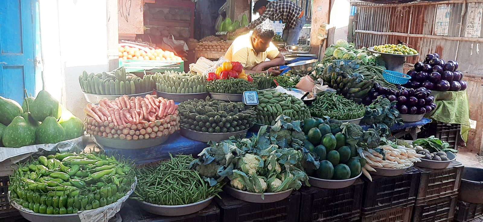 आसमान छूती कीमत से आम आदमी की थाली से दूर हुई सब्जियां