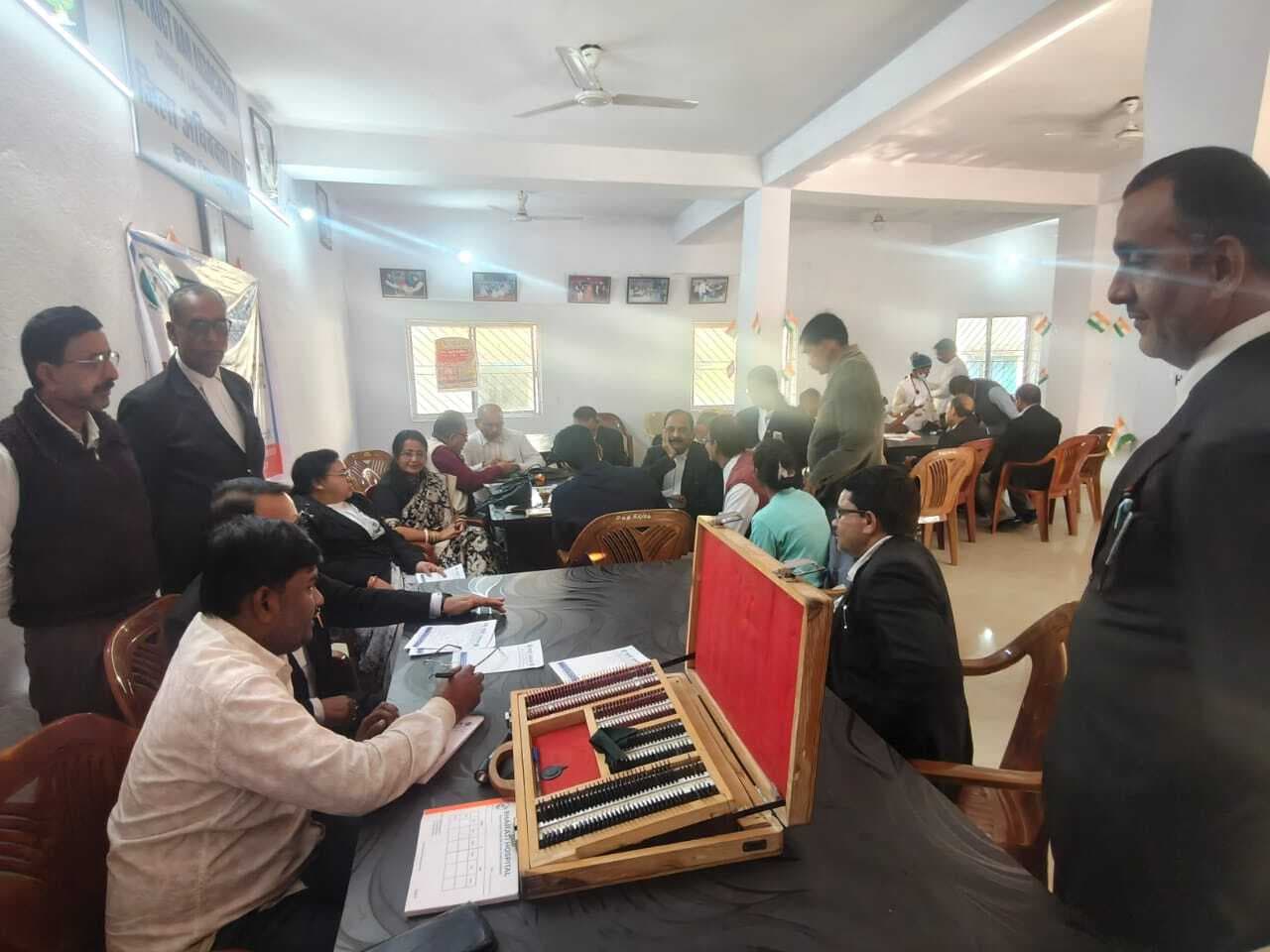 भारती के शिविर में अधिवक्ताओं ने करायी स्वास्थ्य जांच