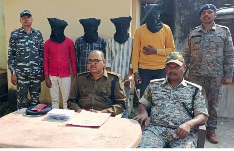 Deoghar news : फर्जी अधिकारी बनकर साइबर ठगी करने वाले चार आरोपित गिरफ्तार