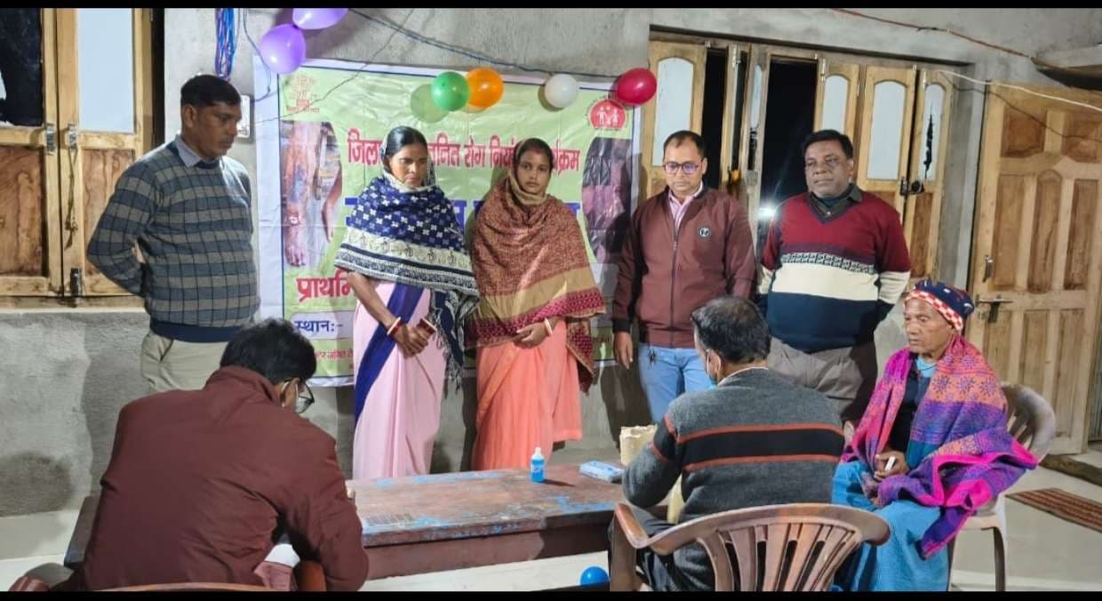 फाइलेरिया की जांच के लिए हरिडीह में रात्रि कैंप कर लिया गया रक्त के नमूने